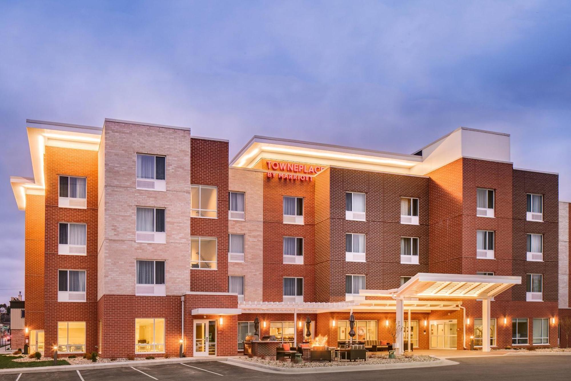 Towneplace Suites By Marriott Dubuque Downtown Exterior photo